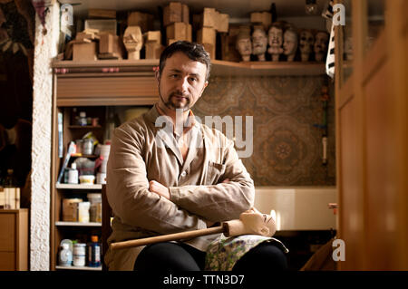 Portrait of artisan assis dans l'atelier Banque D'Images