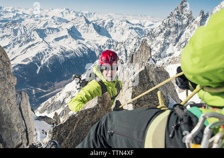 Les randonneurs de montagne d'escalade en hiver sur sunny day Banque D'Images