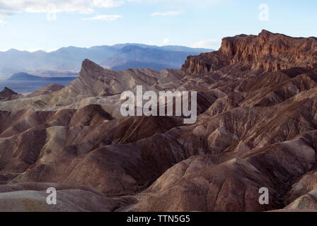 Paysage rocheux en couches et texturées, Zabriskie Point, Death Valley. Banque D'Images