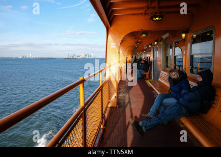 Décembre 2017 - passagers voyagent à bord du ferry de Staten Island à New York. Manhattan peut être vu dans l'arrière-plan, NY, USA Banque D'Images