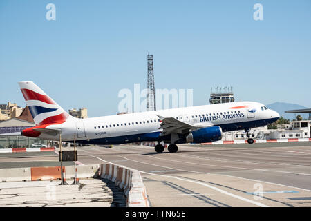 L'aéroport international de Gibraltar. Vol British Airways à Londres juste d'un levé de piste à 150mph + comme il traverse la route principale vers l'Espagne Banque D'Images