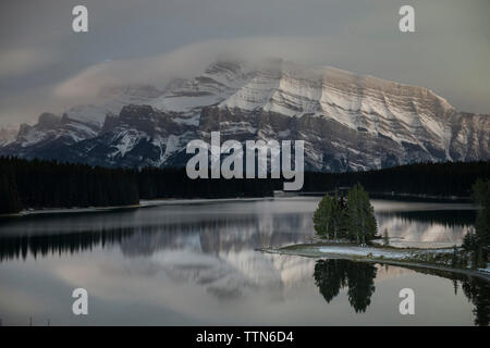 Vue panoramique sur le lac Two Jack contre les montagnes aux sommets enneigés durant le crépuscule Banque D'Images