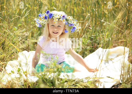 Petite fille blonde avec couronne dans le domaine Banque D'Images