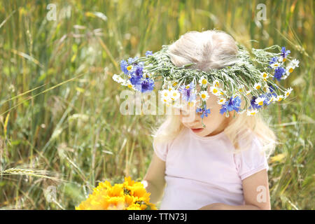 Petite fille blonde avec couronne dans le domaine Banque D'Images