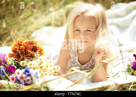 Petite fille avec bouquet de fleurs dans le domaine Banque D'Images