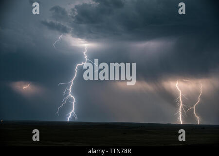 Low angle vue majestueuse de l'orage et la foudre à Badlands National Park Banque D'Images