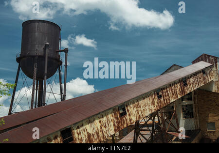 Low angle view of buildings against blue sky à Virginia Mines State Historic Site Banque D'Images