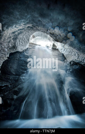 Low angle view of cascade dans la caverne de glace Banque D'Images