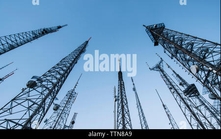 Low angle view tours de communication contre le ciel bleu Banque D'Images