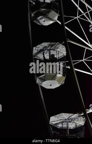 Newport, Isle of Wight - 16 juin 2019 - Isle of Wight Festival Fairground ride, la grande roue de nuit. Banque D'Images