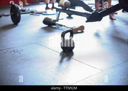 High angle view of kettlebell avec pied artificiel sur le plancher dans la salle de sport Banque D'Images