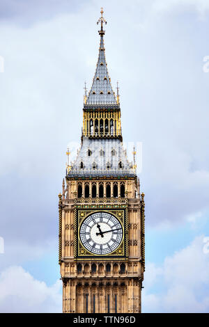 Section haute de Big Ben contre ciel nuageux Banque D'Images