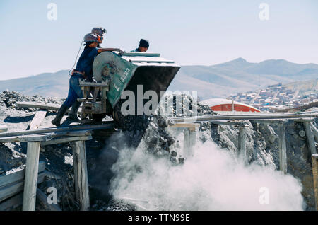 Les travailleurs des mines de charbon de dumping at construction site Banque D'Images