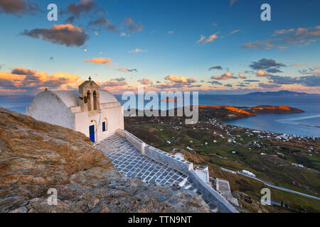 Vue sur le port, village de Livadi et Sifnos Island dans la distance de Chora, île de Serifos en Grèce. Banque D'Images