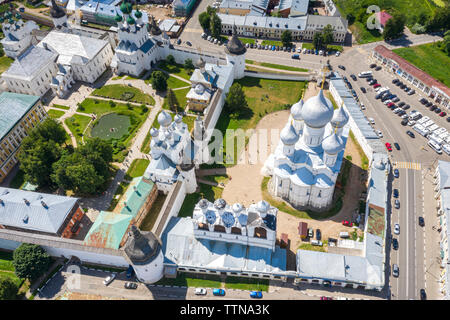 Vue aérienne de la cathédrale de l'Assomption avec beffroi et l'église de la Résurrection, sur le territoire de l'ancien Kremlin de Rostov le Grand, Ru Banque D'Images