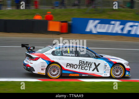 BMW 330i M Sport sur piste, British Touring Car Championship (BTCC), Brands Hatch, premier week-end de course de la saison, Avril 2019 Banque D'Images