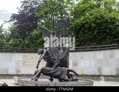 Oisin Kelly's l'inscription des enfants de Lir, dans le jardin du souvenir. Parnell Square, Dublin, Irlande, symbole de renaissance et de résurrection. Banque D'Images