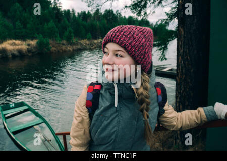 Belle fille de vêtements chauds par la rivière Banque D'Images