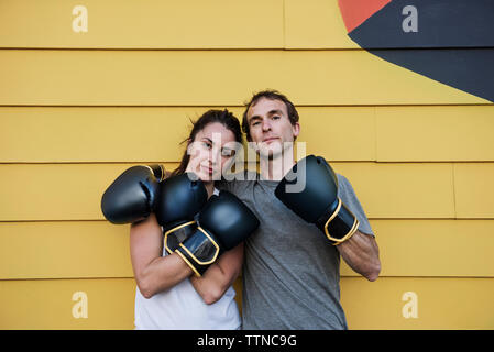 Portrait of boxers standing contre mur en bois Banque D'Images