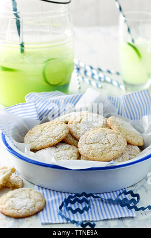 Vue en grand angle des biscuits aux limettes avec limonade sur la table à la maison Banque D'Images