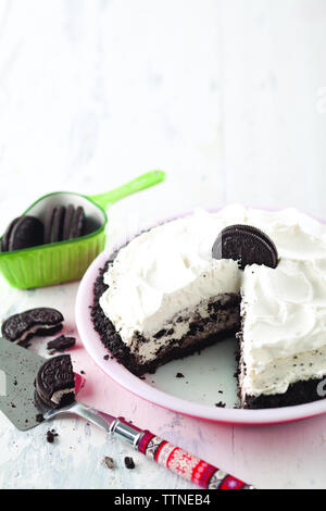 Gros plan du cheesecake d'oreo sur la table à la maison Banque D'Images