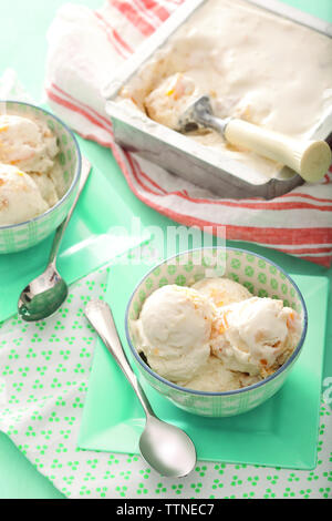 Vue panoramique sur les glaces faites maison à la pêche servies dans des bols sur la table Banque D'Images