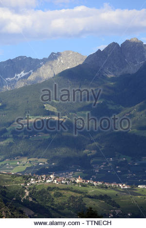 Une vue du village de Dorf Tirol près de Meran, dans le Nord de l'Italie. Le nombre de visiteurs dans la région du Tyrol du sud de l'Italie a augmenté dans la période de novembre 2017 à octobre 2018, montrent les chiffres publiés récemment. Il y a eu une augmentation de 3,6  % du nombre de visiteurs dans la région sur l'année précédente. Les visiteurs de l'Allemagne continuent d'être le plus grand groupe de touristes dans le Tyrol du Sud, un fait facilement s'expliquer par la présence de la langue allemande, de la culture et coutumes, qui à ce jour sont une partie essentielle de la vie là-bas. Banque D'Images