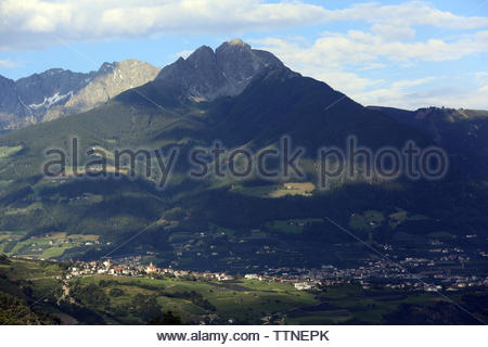 Une vue du village de Dorf Tyrol en Italie. Le nombre de visiteurs dans la région du Tyrol du sud de l'Italie a augmenté dans la période de novembre 2017 à octobre 2018, montrent les chiffres publiés récemment. Il y a eu une augmentation de 3,6  % du nombre de visiteurs dans la région sur l'année précédente. Les visiteurs de l'Allemagne continuent d'être le plus grand groupe de touristes dans le Tyrol du Sud, un fait facilement s'expliquer par la présence de la langue allemande, de la culture et coutumes, qui à ce jour sont une partie essentielle de la vie là-bas. Banque D'Images