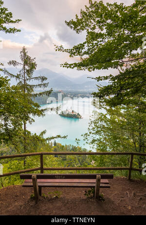 Le lac de Bled, Slovénie - vue ci-dessus d'un banc au sommet d'une montagne Banque D'Images