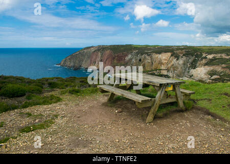 Banc de pique-nique vide donnant sur la côte de Cornouailles à Rolvenden,Cornwall,Royaume-Uni. Banque D'Images