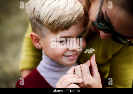 Mère et son fils jouer ensemble à l'extérieur. Banque D'Images