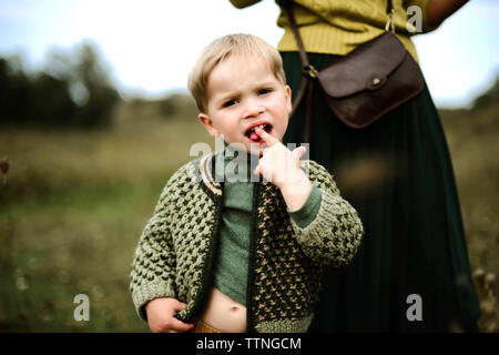 Mère anonyme et son fils à marcher ensemble dans la forêt. Banque D'Images