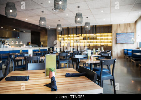 Des tables et des chaises disposées en restaurant Banque D'Images