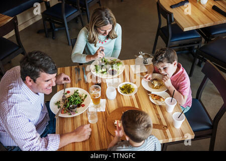 Vue de dessus de famille de manger de la nourriture dans le restaurant Banque D'Images