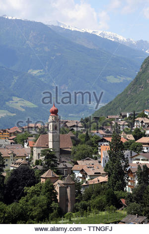 Une vue de la ville de Partschins au Tyrol du Sud, une potée de tourisme en été et hiver. Le nombre de visiteurs dans la région du Tyrol du sud de l'Italie a augmenté dans la période de novembre 2017 à octobre 2018, montrent les chiffres publiés récemment. Il y a eu une augmentation de 3,6  % du nombre de visiteurs dans la région sur l'année précédente. Les visiteurs de l'Allemagne continuent d'être le plus grand groupe de touristes dans le Tyrol du Sud, un fait facilement s'expliquer par la présence de la langue allemande, de la culture et coutumes, qui à ce jour sont une partie essentielle de la vie là-bas. Banque D'Images