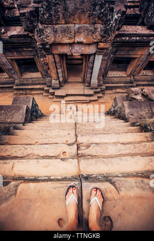 La section basse de woman standing on steps au temple d'Angkor Wat Banque D'Images