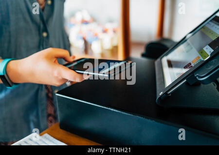 Portrait de la clientèle féminine au paiement mobile store Banque D'Images