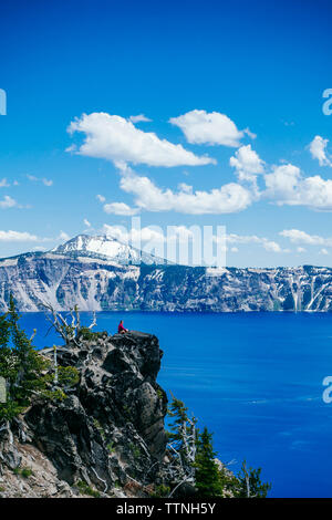 Vue à moyenne distance du randonneur assis sur des pierres à Crater Lake National Park Banque D'Images