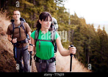 Couple hiking on mountain Banque D'Images