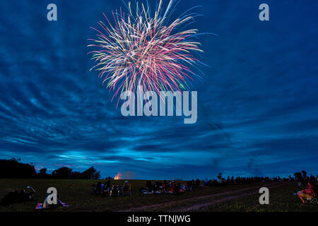 États-unis - 3 juillet 2016 : feux d'artifice illuminent le ciel en face de l'ancienne école de Waterford dans la rue de l'eau pré dans Loudoun Comté Banque D'Images