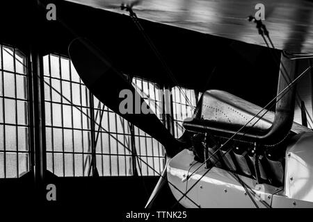 Albatros D.Va allemand réplique biplan historique rim / silhouette éclairée dans un hangar Banque D'Images
