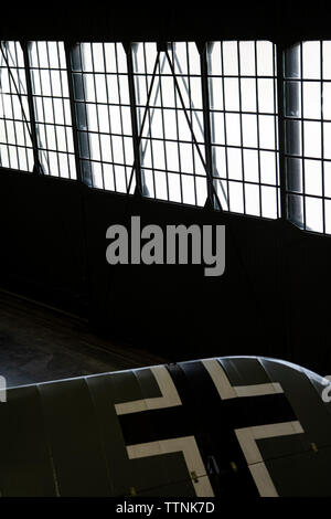 Albatros D.Va réplique historique allemand WW1 bi-plane d'ossature / jante-allumé à l'intérieur d'un hangar. Comme piloté par le Baron Rouge, Manfred von Richthofen Banque D'Images