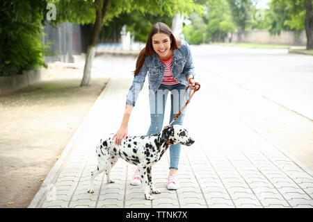 Propriétaire avec son chien dalmatien walking outdoors Banque D'Images