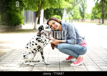 Propriétaire avec son chien dalmatien walking outdoors Banque D'Images