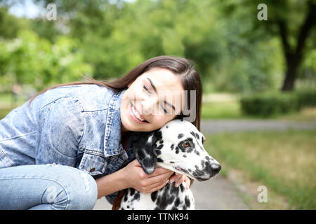 Propriétaire avec son chien dalmatien walking outdoors Banque D'Images