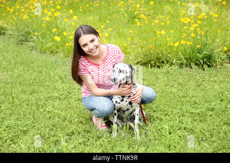 Propriétaire avec son chien dalmatien en dehors Banque D'Images