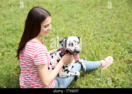 Propriétaire avec son chien dalmatien en dehors Banque D'Images