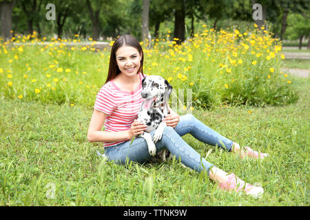 Propriétaire avec son chien dalmatien en dehors Banque D'Images