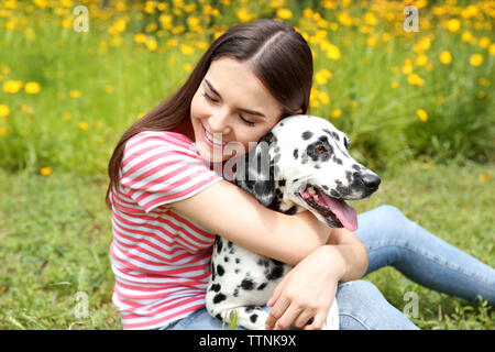 Propriétaire avec son chien dalmatien en dehors Banque D'Images