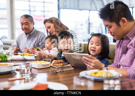 Les enfants dont les parents bénéficiant au restaurant Banque D'Images